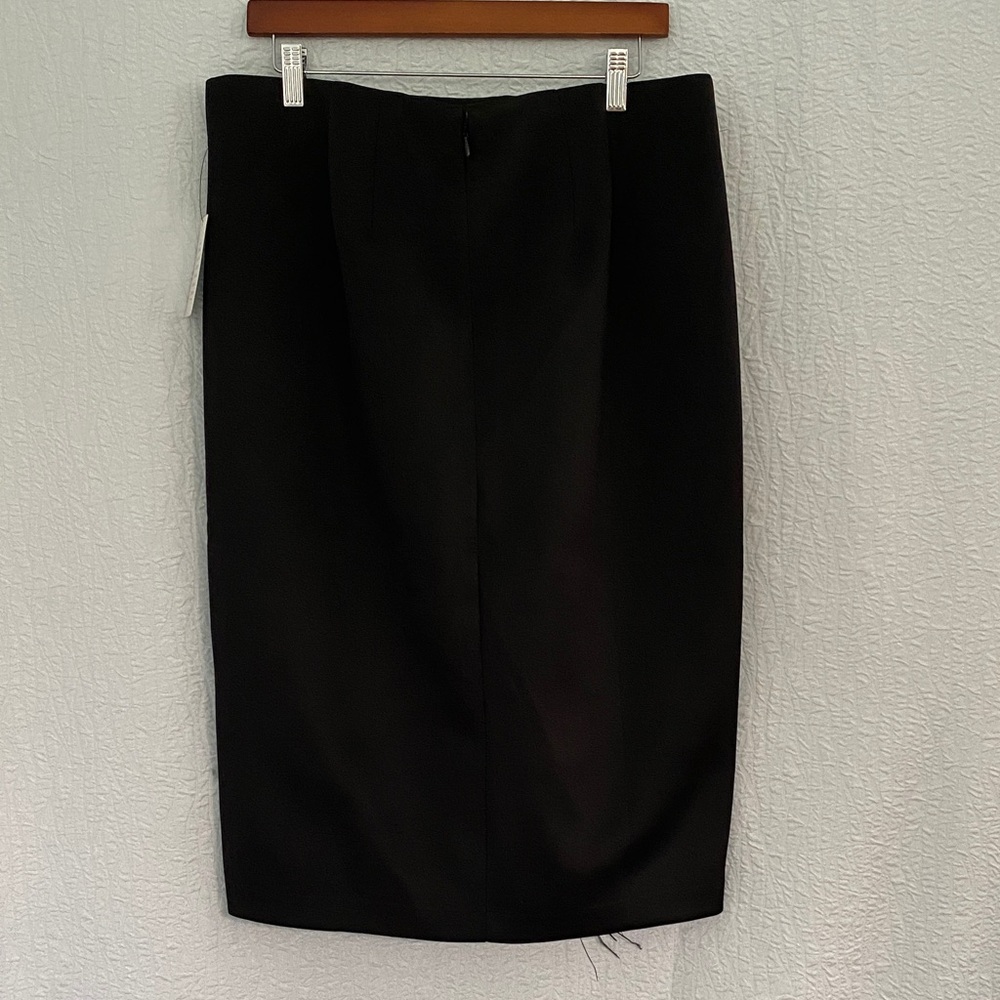 Elegant Black Skirt with Feather Detail - Picture 5 of 12